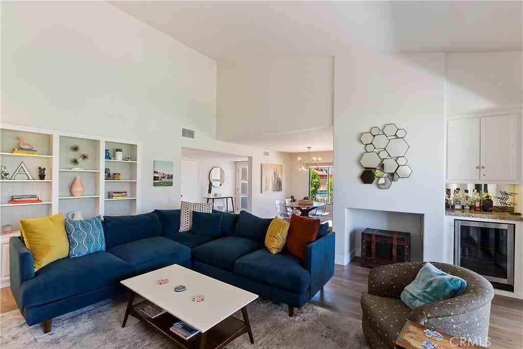 8 Valencia Dr - Photo 3 of 20