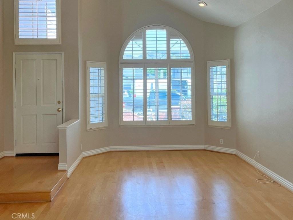 21241 Oakridge Ln - Photo 4 of 33