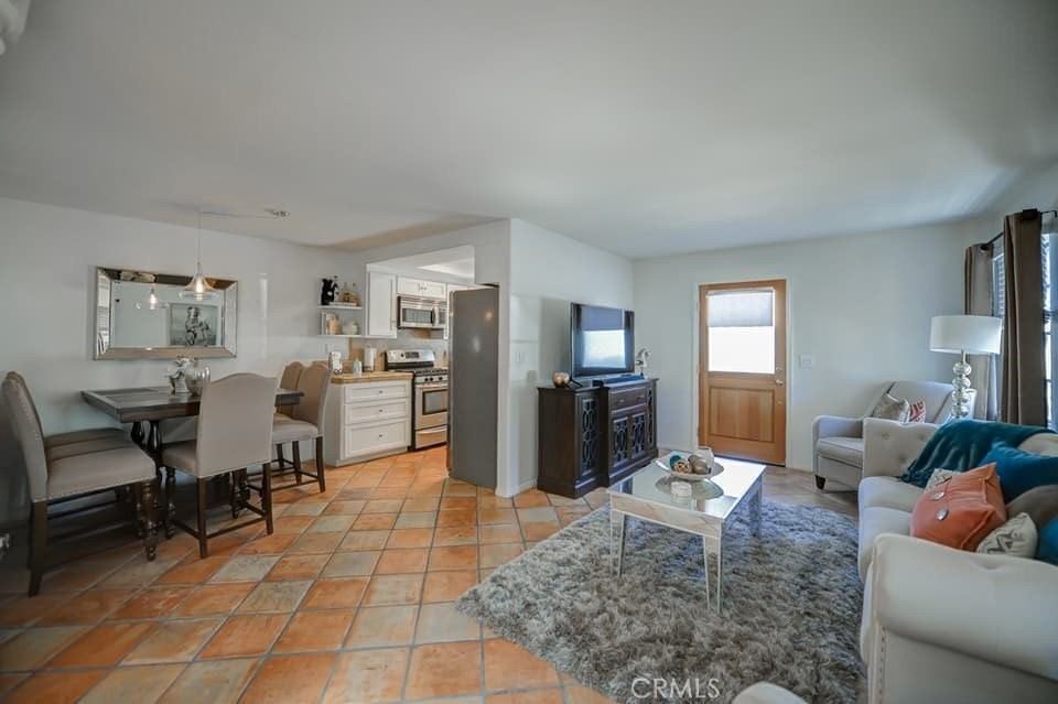 140 Yorktown Ln - Photo 2 of 9