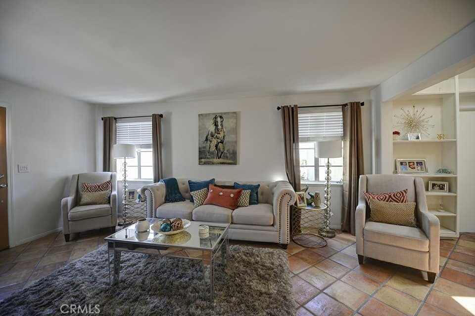 140 Yorktown Ln - Photo 3 of 9