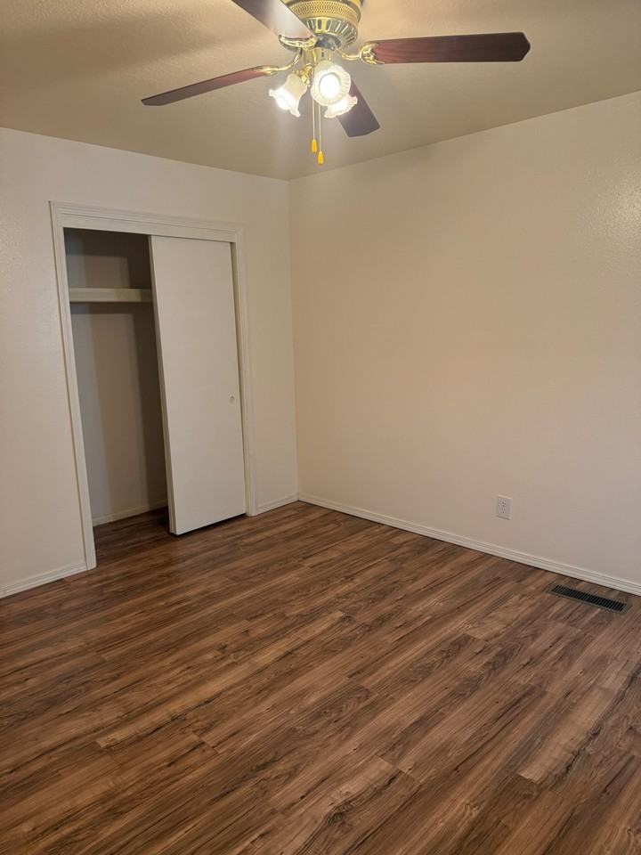 12401 Mountain Rd Ne #3 - Photo 7 of 13