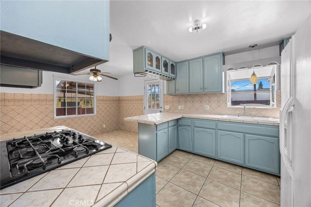 7643 Pickering Ave - Photo 5 of 16