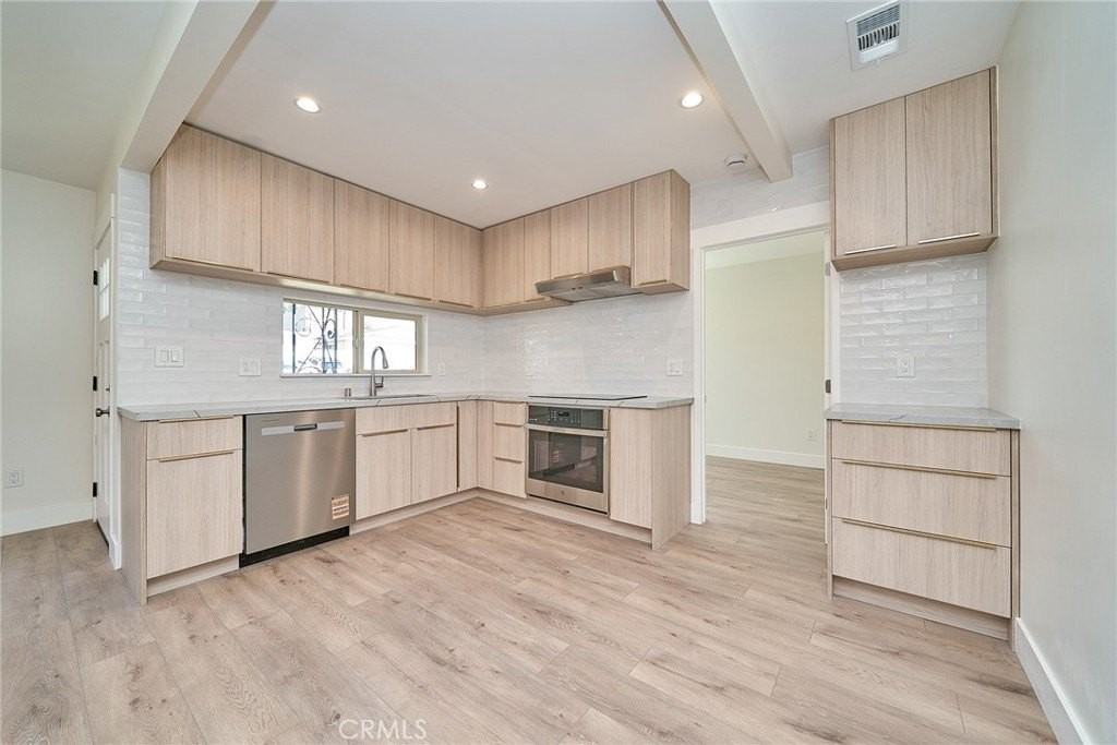 2938 Mary St - Photo 2 of 33