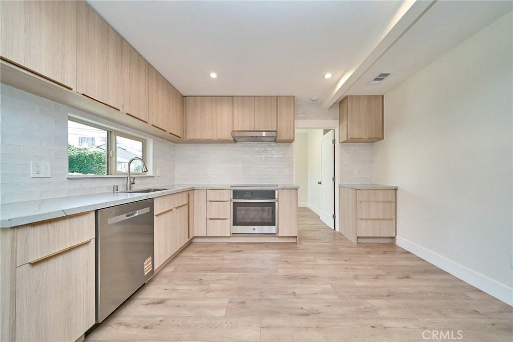 2938 Mary St - Photo 3 of 33