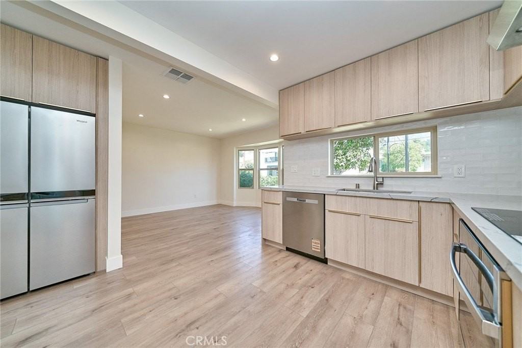 2938 Mary St - Photo 4 of 33