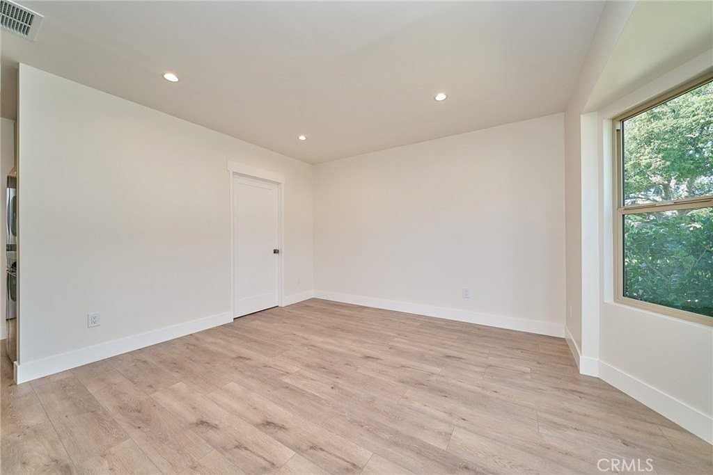 2938 Mary St - Photo 5 of 33