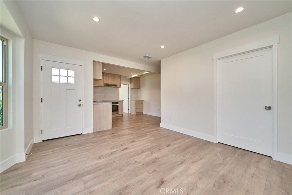 2938 Mary St - Photo 7 of 33