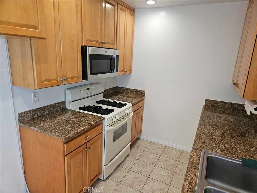 23608 President Ave - Photo 3 of 32