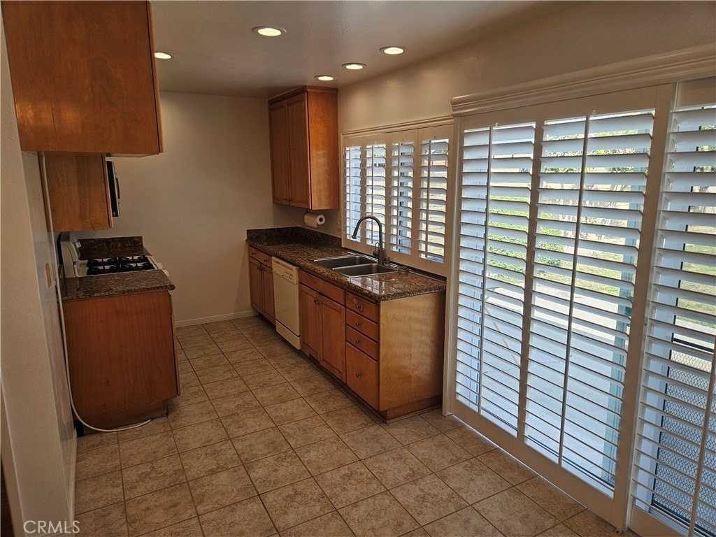 23608 President Ave - Photo 5 of 32