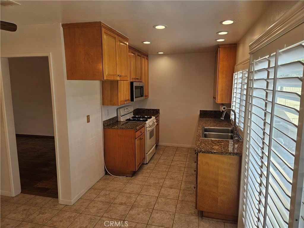 23608 President Ave - Photo 6 of 32