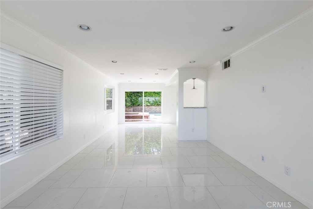 24526 Calvert St - Photo 4 of 41