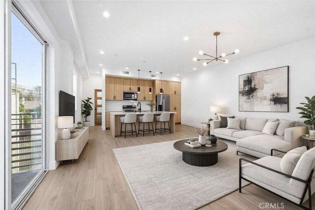 6556 Balboa Blvd - Photo 4 of 16