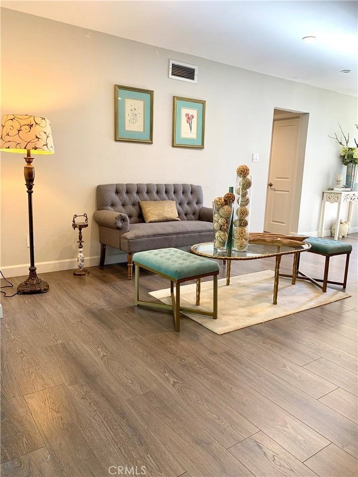 20759 Clark St - Photo 4 of 12