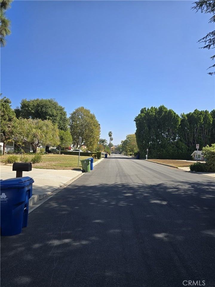 18221 Kinzie St - Photo 2 of 10