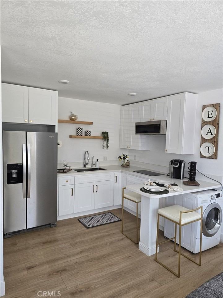 18221 Kinzie St - Photo 3 of 10