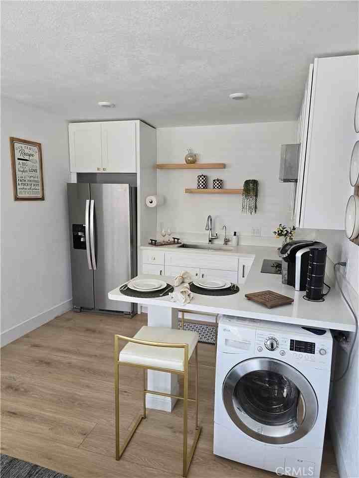 18221 Kinzie St - Photo 4 of 10