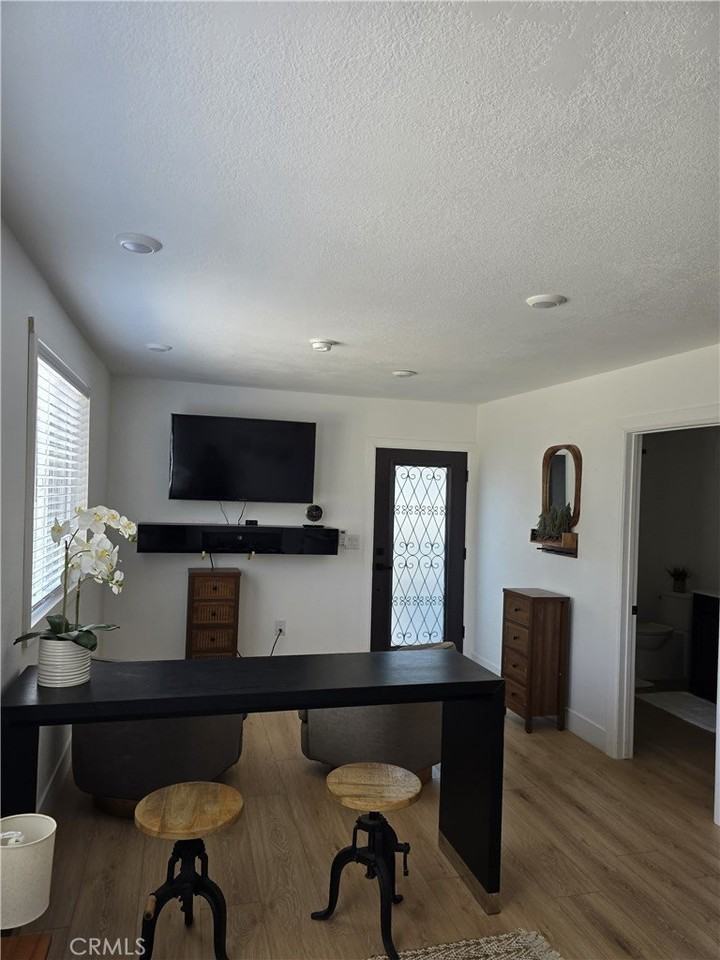 18221 Kinzie St - Photo 7 of 10