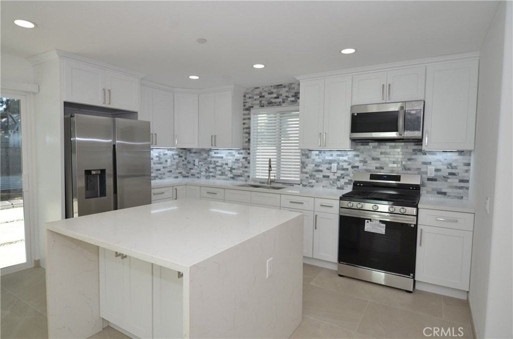 18946 Ingomar St - Photo 3 of 18