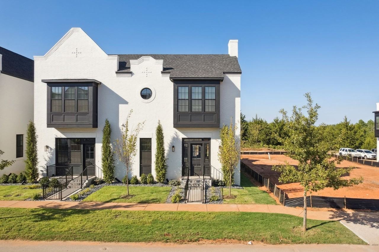 18835 Selah Way - Photo 2 of 44