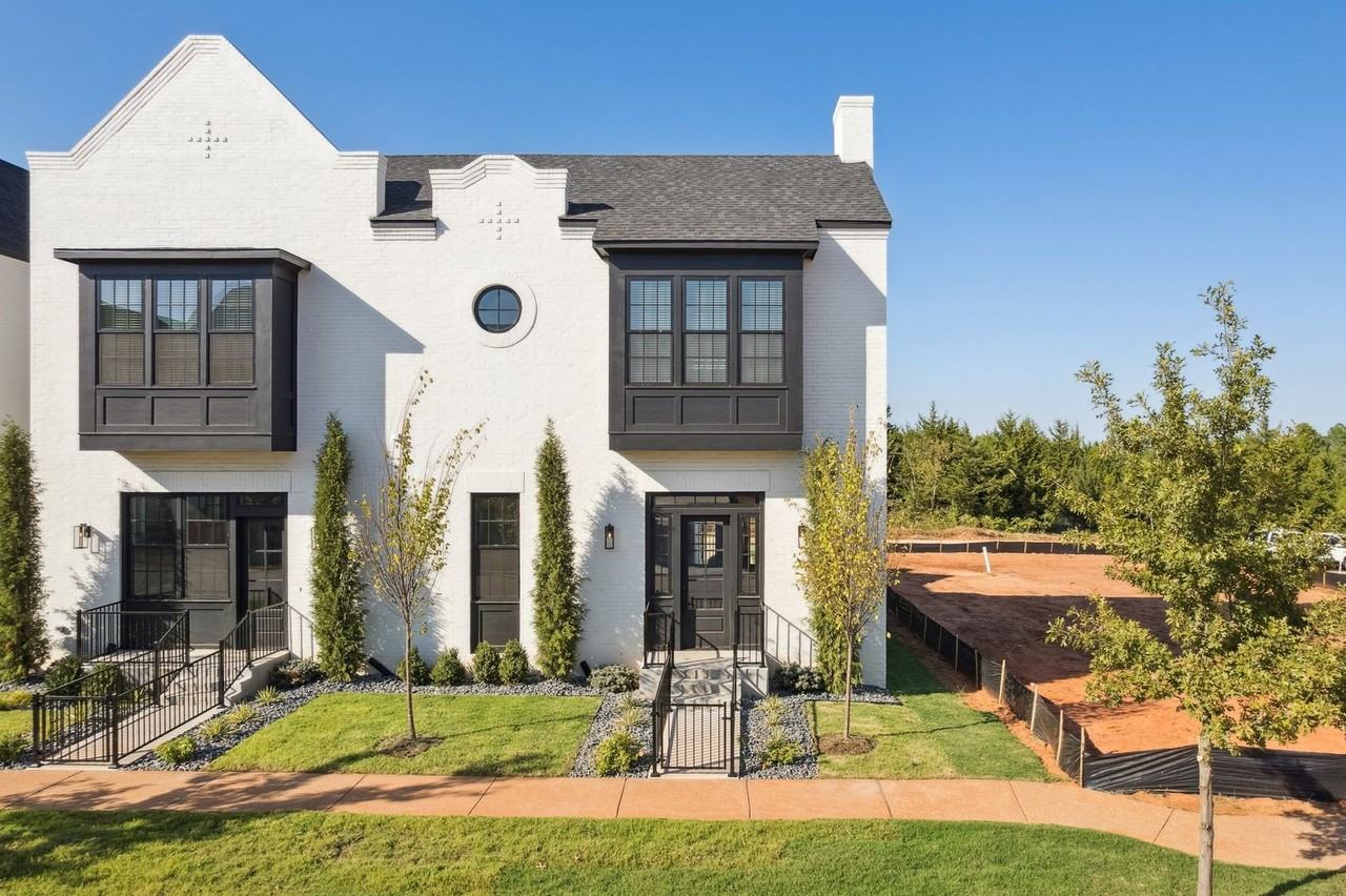 18835 Selah Way - Photo 3 of 44