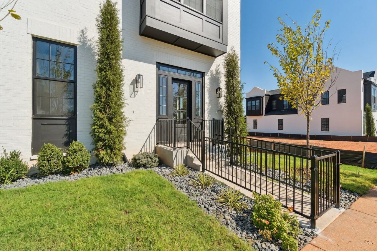 18835 Selah Way - Photo 4 of 44