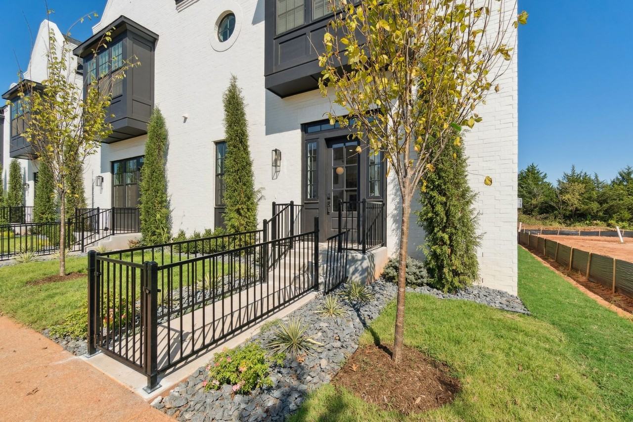 18835 Selah Way - Photo 5 of 44