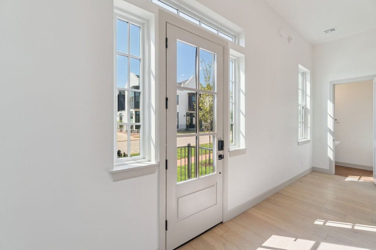 18835 Selah Way - Photo 7 of 44