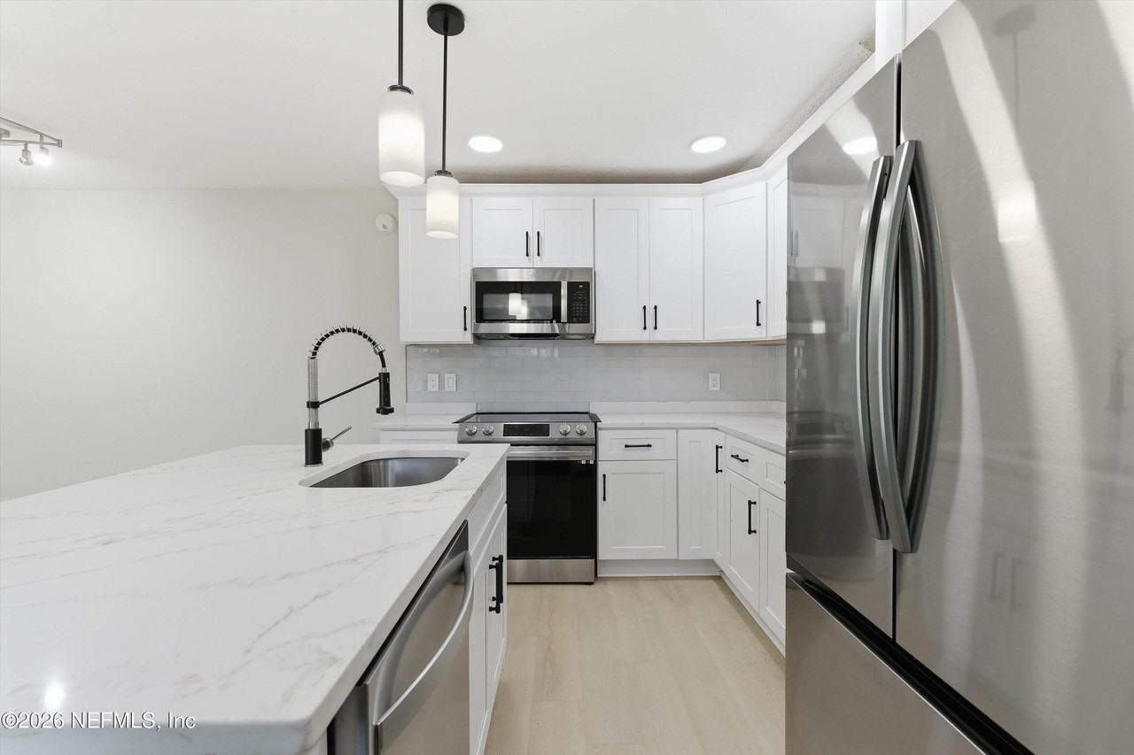 10407 Big Tree Cir W - Photo 4 of 27