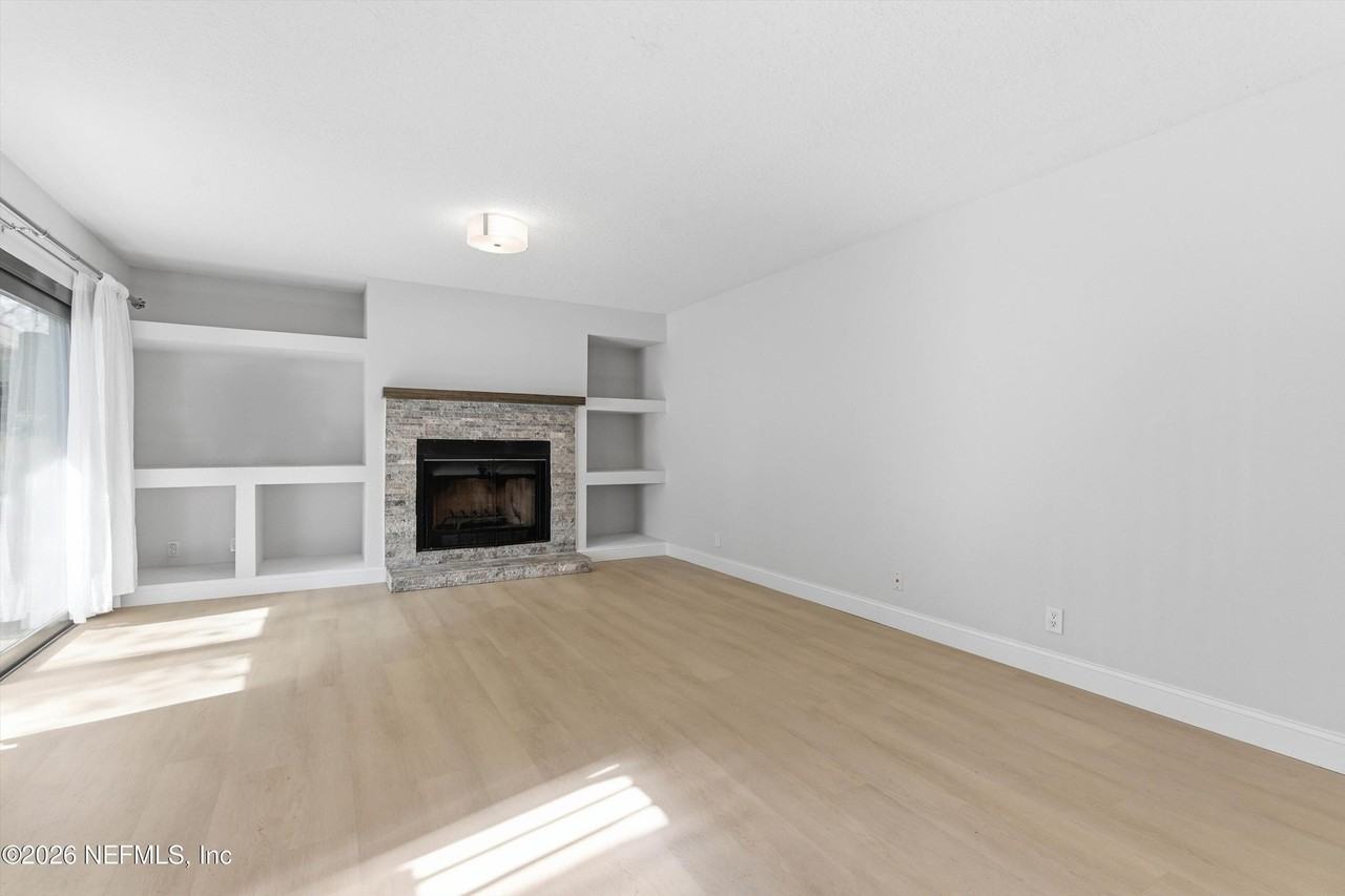 10407 Big Tree Cir W - Photo 5 of 27