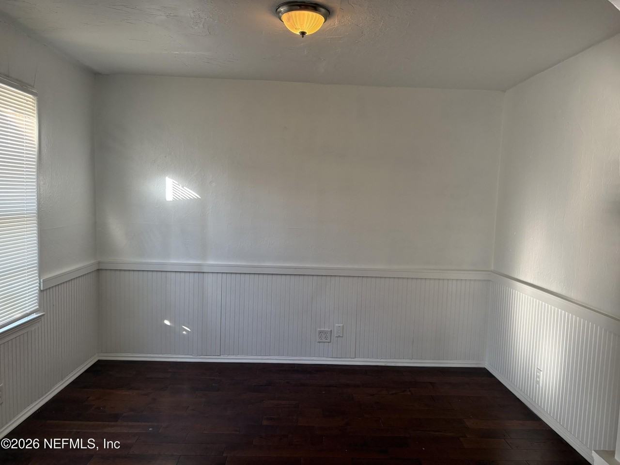 4719 Crescent St - Photo 6 of 10