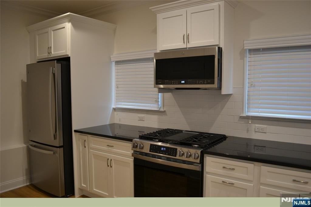 201 Franklin Ave - Photo 3 of 16