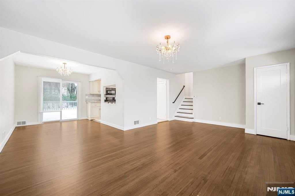 111 Charles St - Photo 5 of 22