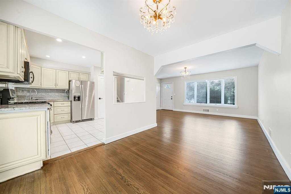 111 Charles St - Photo 7 of 22