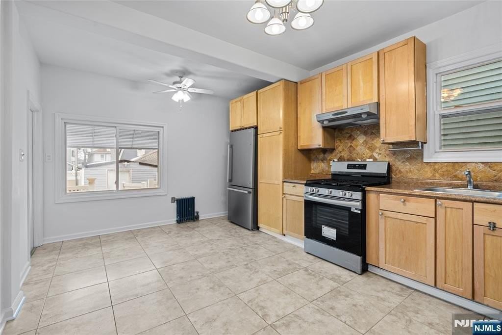 315 E 18th St - Photo 7 of 19