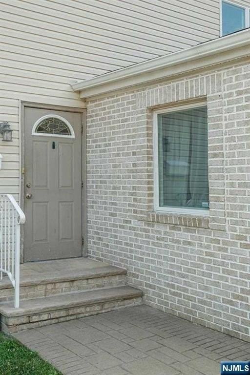 44 Chamberlain Ave 2nd Fl - Photo 3 of 18