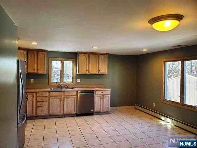 44 Chamberlain Ave 2nd Fl - Photo 4 of 18