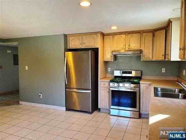 44 Chamberlain Ave 2nd Fl - Photo 6 of 18