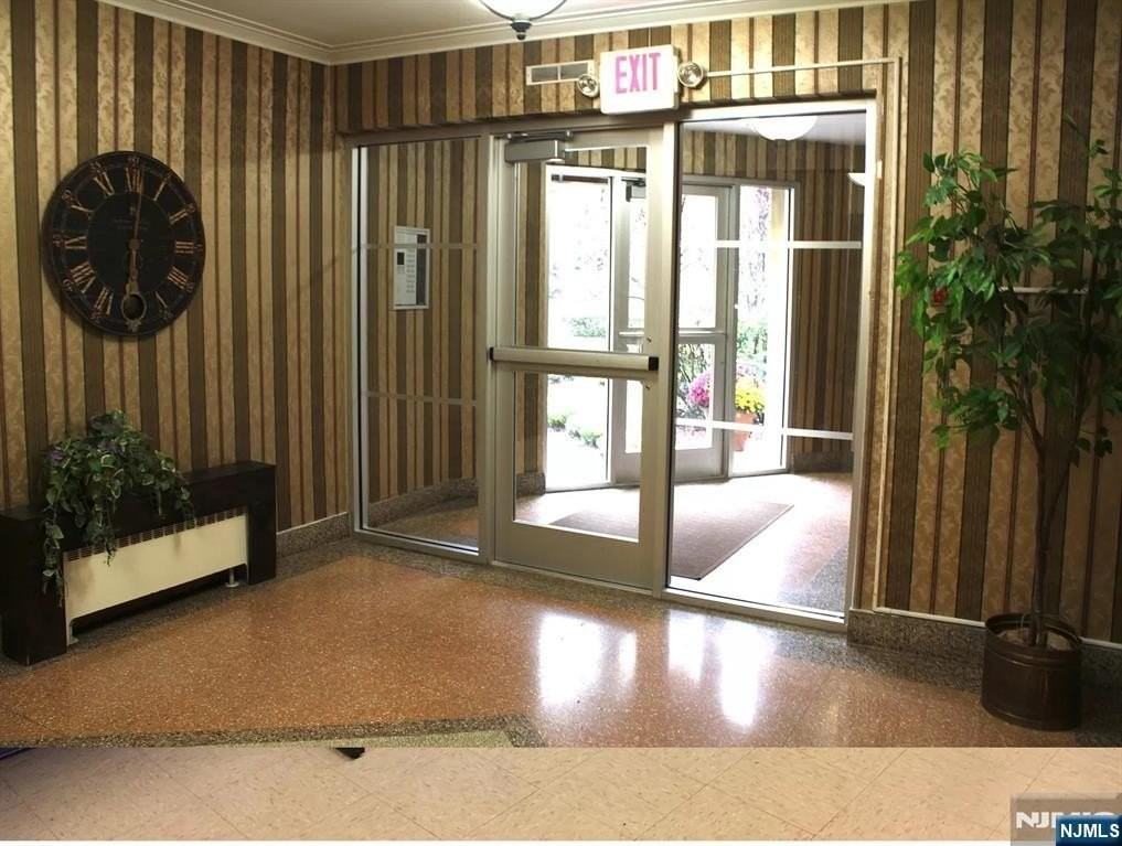 2320 Linwood Ave Apt 1f - Photo 2 of 14