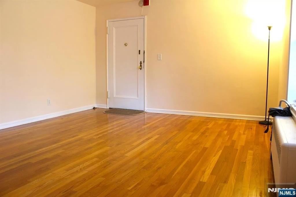 2320 Linwood Ave Apt 1f - Photo 4 of 14