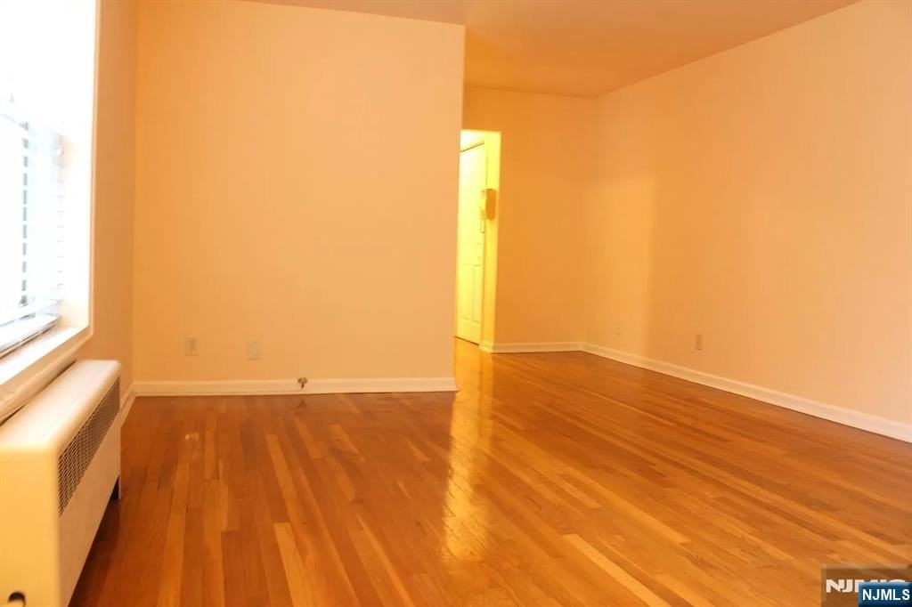 2320 Linwood Ave Apt 1f - Photo 5 of 14