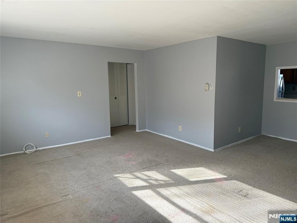 2-18 Virginia Dr - Photo 5 of 11