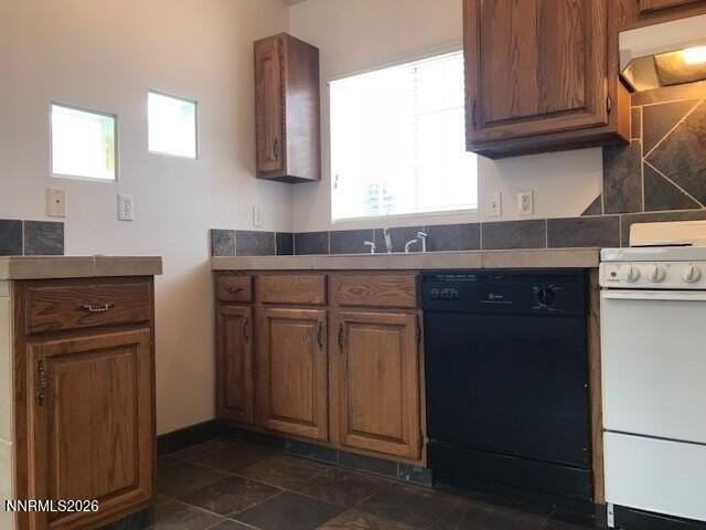 445 Stewart St - Photo 7 of 10