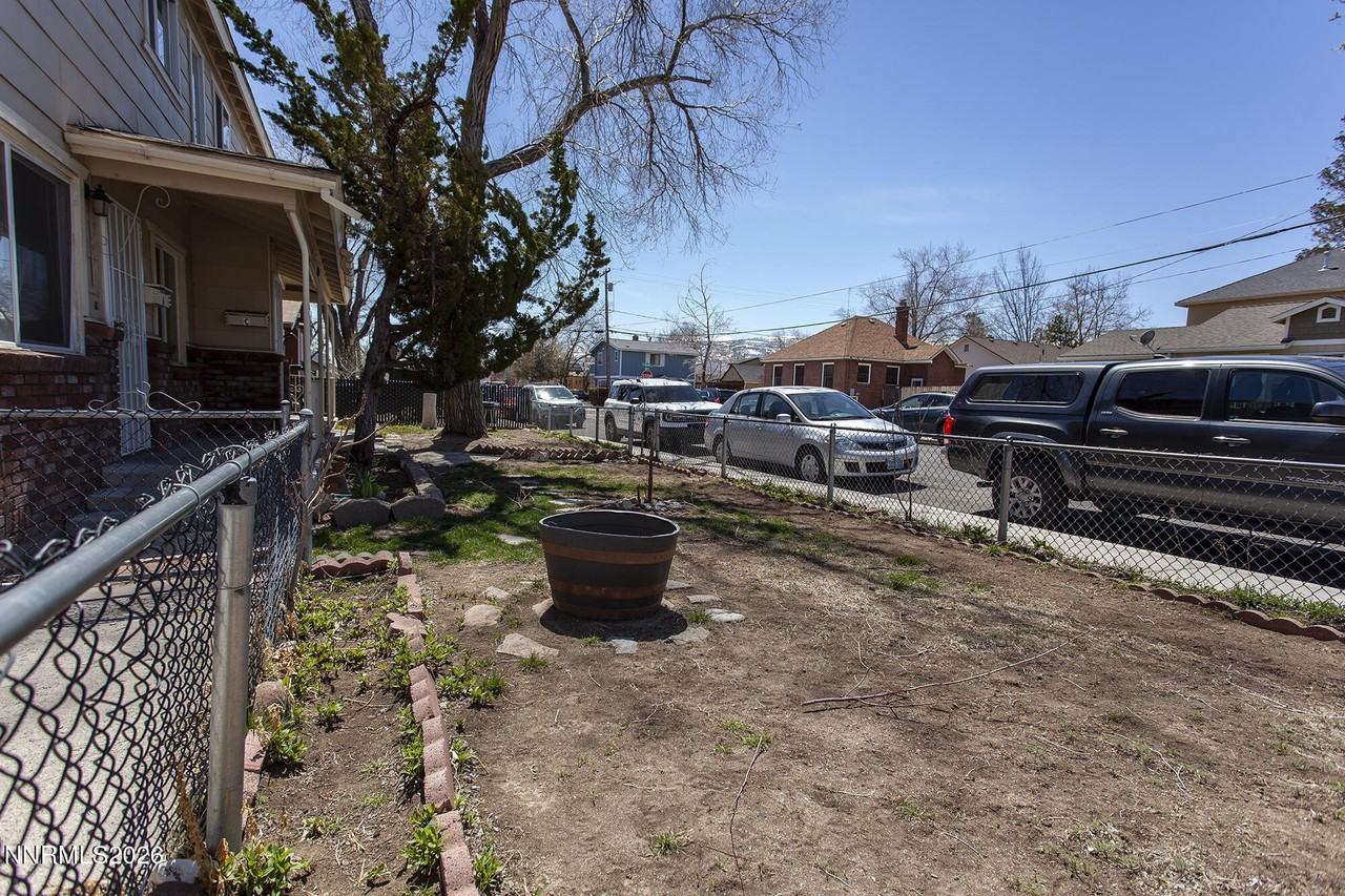 1060 Wilson Ave - Photo 4 of 17