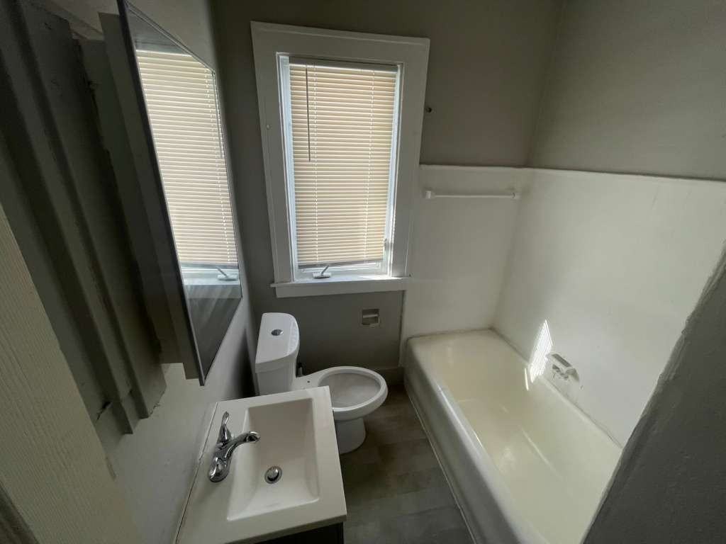 3812 W Grand St Uppr - Photo 6 of 8