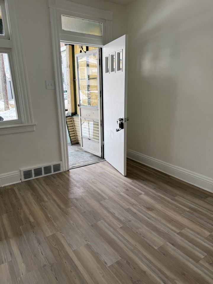 532 Vermont Ave #1-2 - Photo 3 of 14