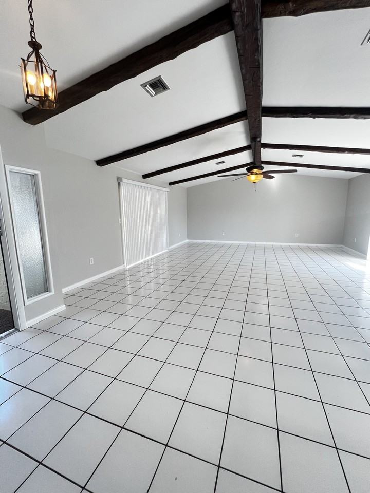 609 Se 23rd Pl #4 - Photo 2 of 11