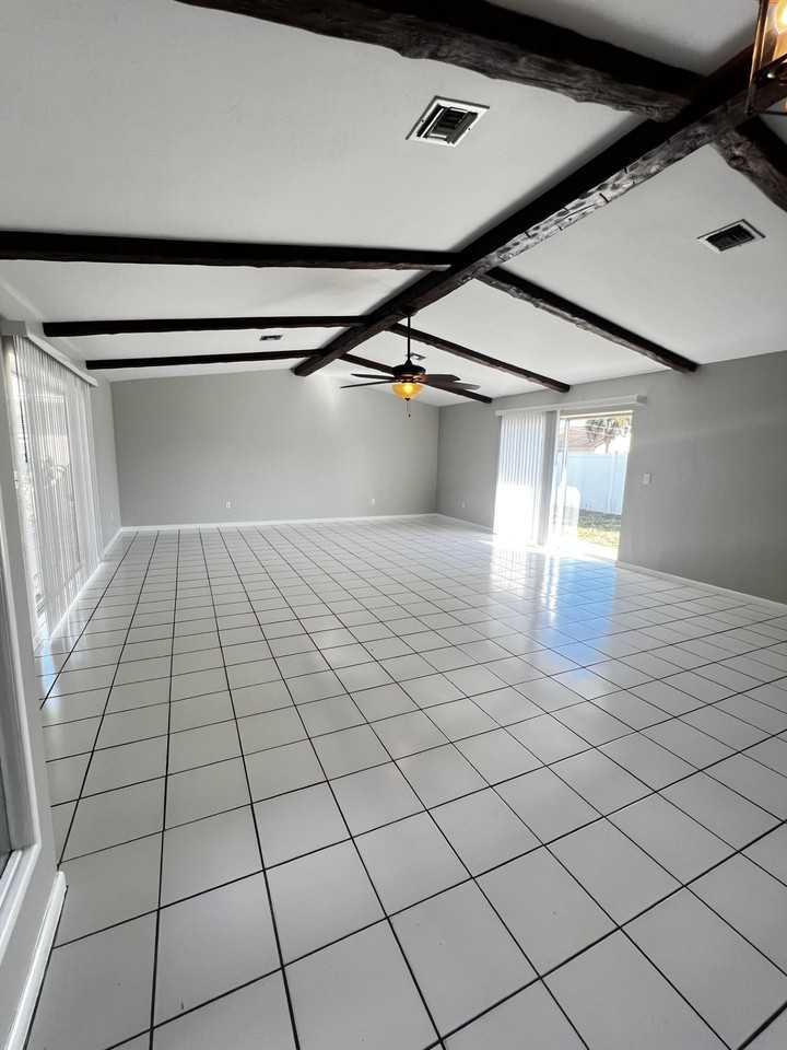 609 Se 23rd Pl #4 - Photo 3 of 11
