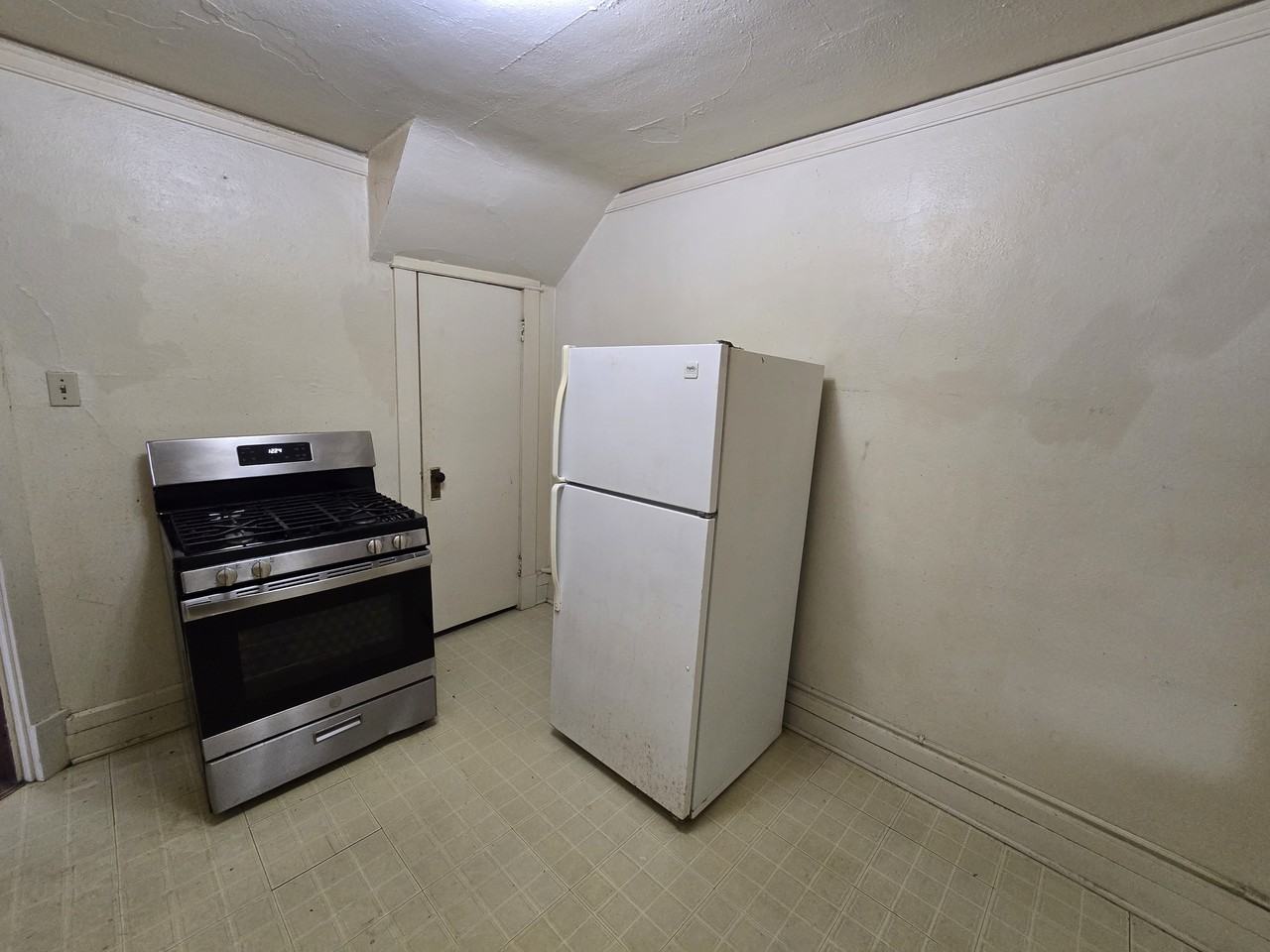 118 1/2 Harrison St #1 - Photo 4 of 22