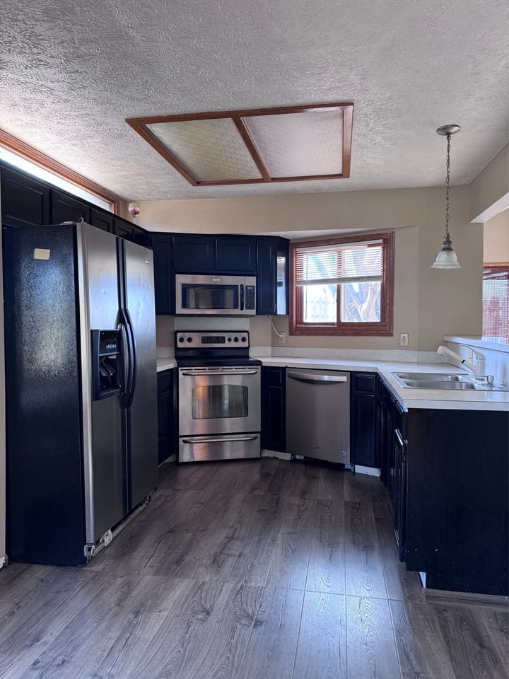 7804 S 71st Ave #1 - Photo 4 of 18