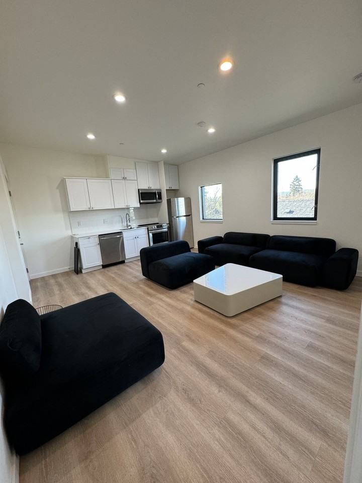 1014 Ne Alberta St #4 - Photo 3 of 13